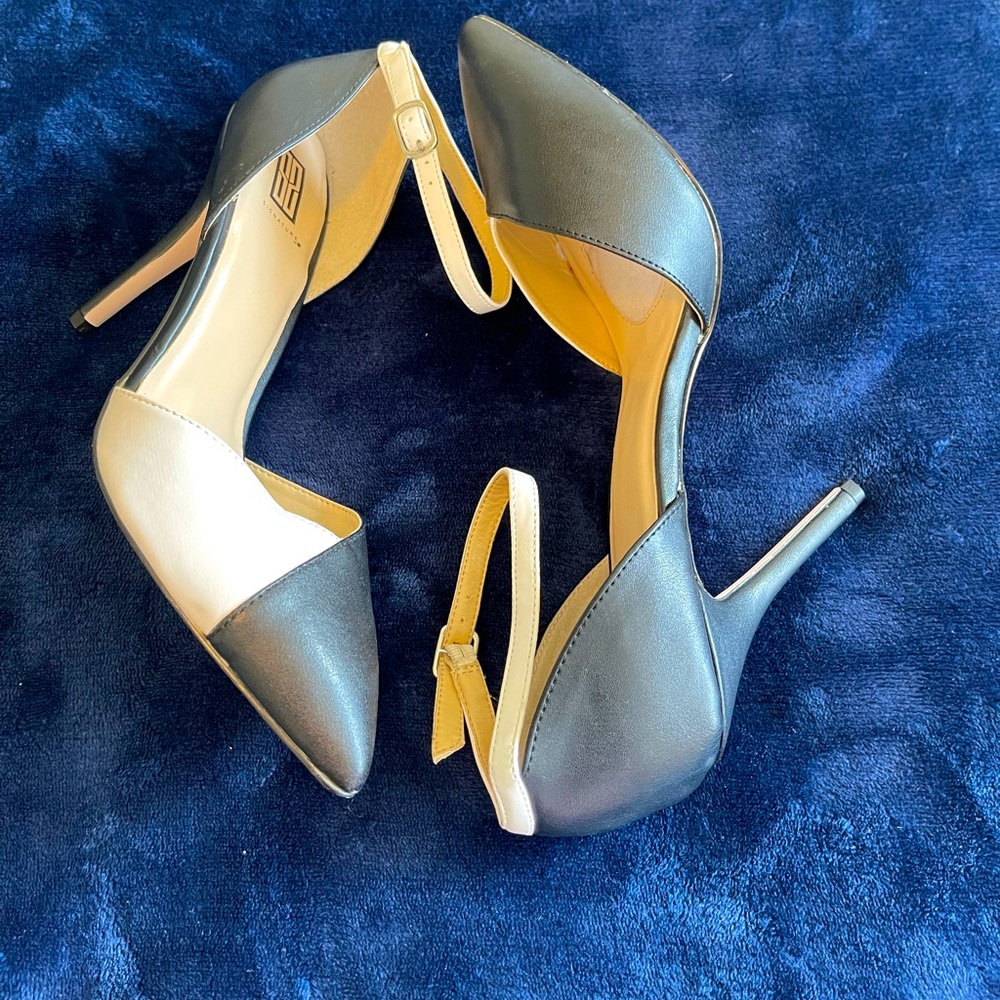 Size 9 B&W shoe dazzle.